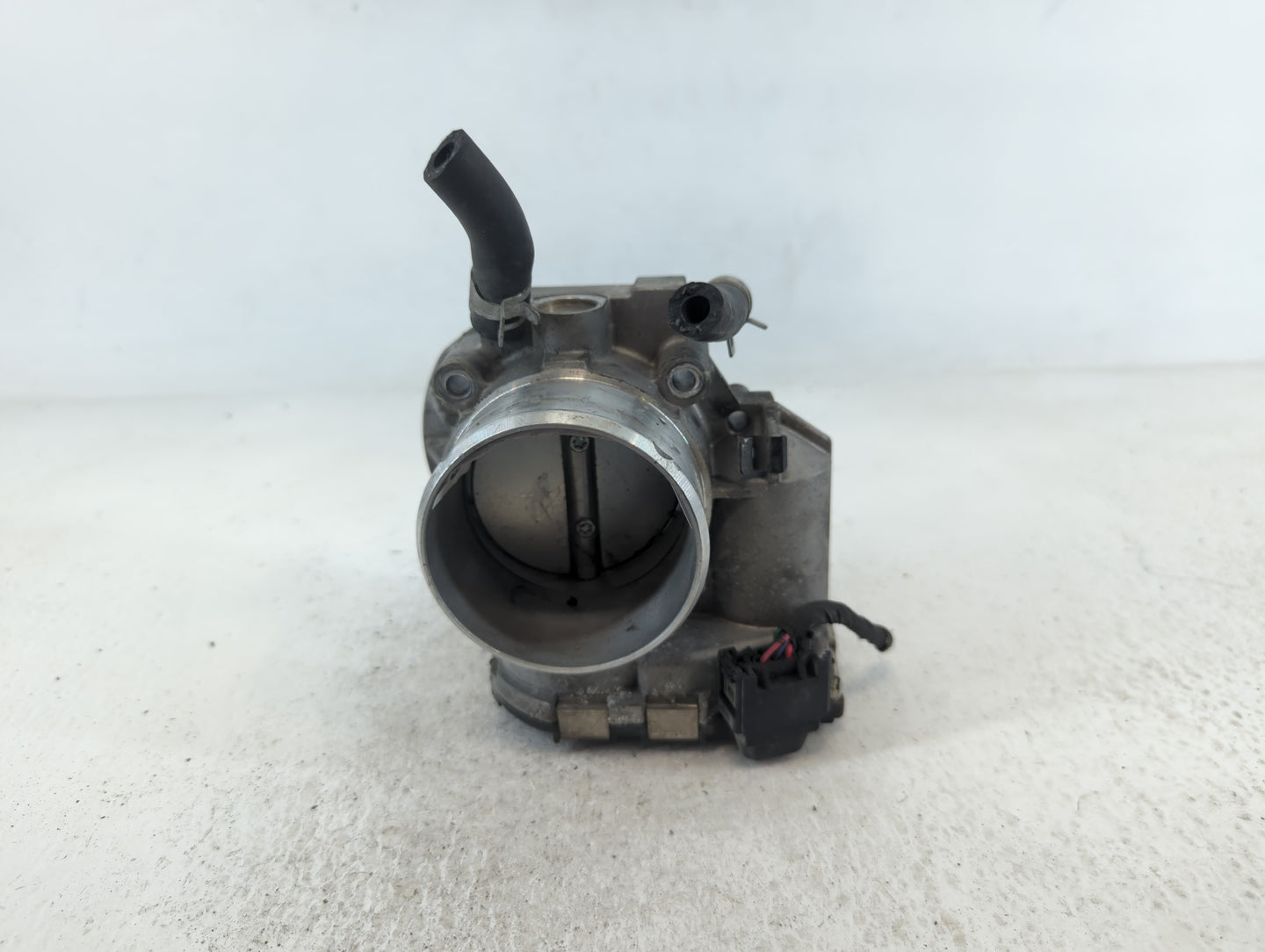 2013 Hyundai Santa Fe Throttle Body P/N:35100-2G700 Fits Fits 2011 2012 2014 2015 2016 OEM Used Auto Parts - Oemusedautopart