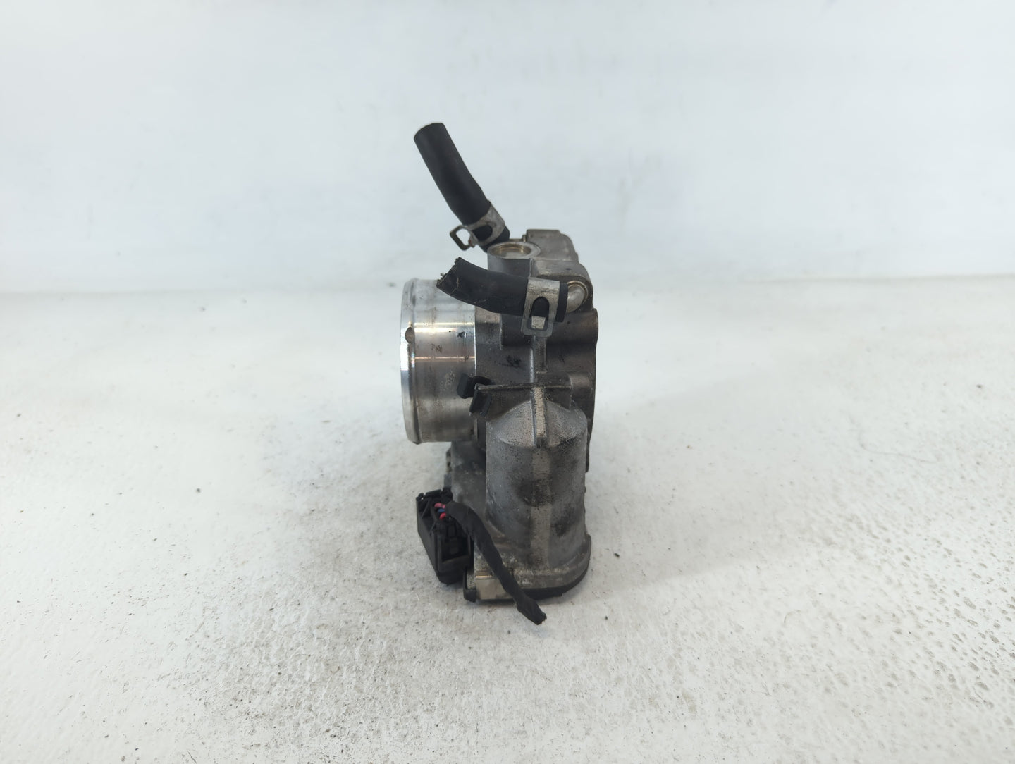 2013 Hyundai Santa Fe Throttle Body P/N:35100-2G700 Fits Fits 2011 2012 2014 2015 2016 OEM Used Auto Parts - Oemusedautopart