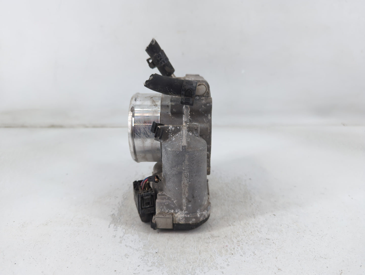 2013 Hyundai Santa Fe Throttle Body P/N:35100-2G700 Fits Fits 2011 2012 2014 2015 2016 OEM Used Auto Parts - Oemusedautopart