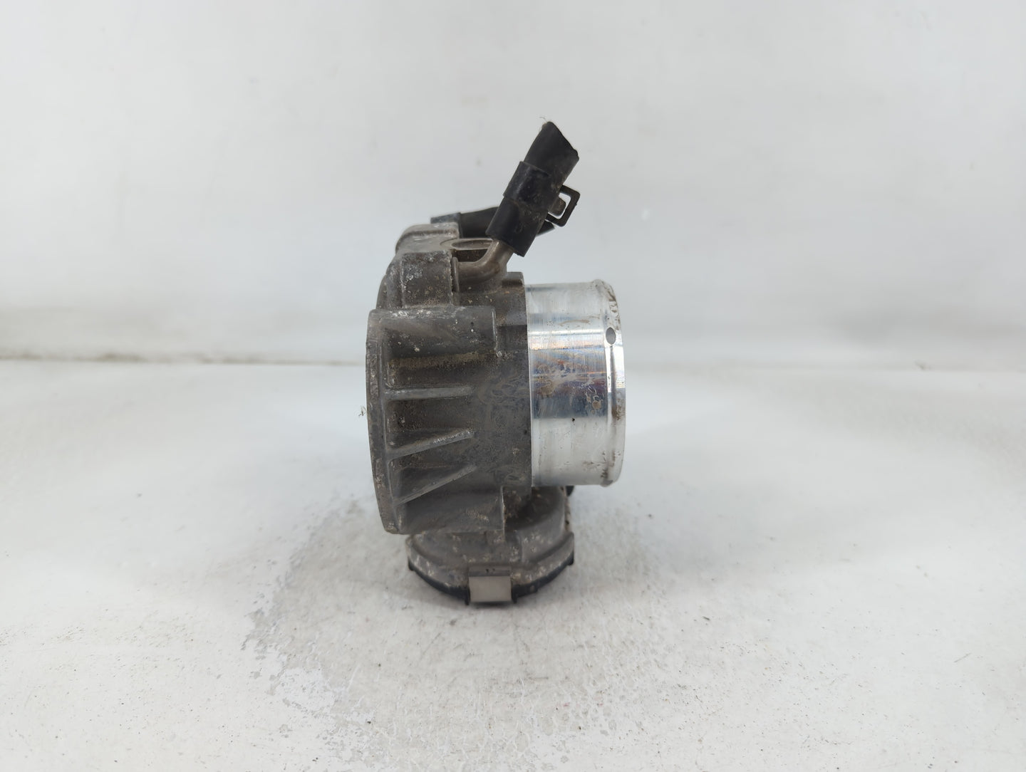 2013 Hyundai Santa Fe Throttle Body P/N:35100-2G700 Fits Fits 2011 2012 2014 2015 2016 OEM Used Auto Parts - Oemusedautopart