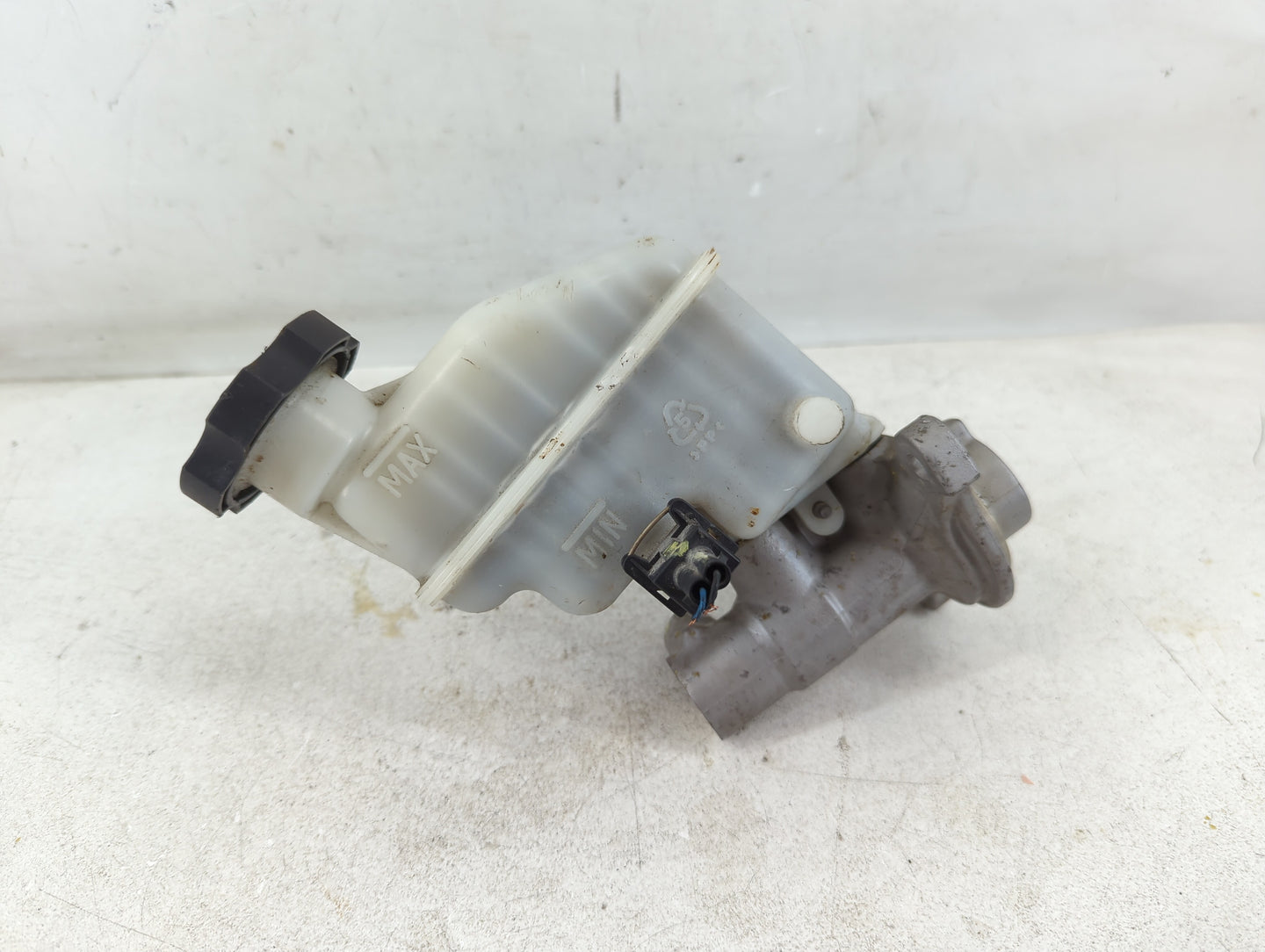 2011-2014 Hyundai Sonata Brake Master Cylinder - Oemusedautoparts1.com