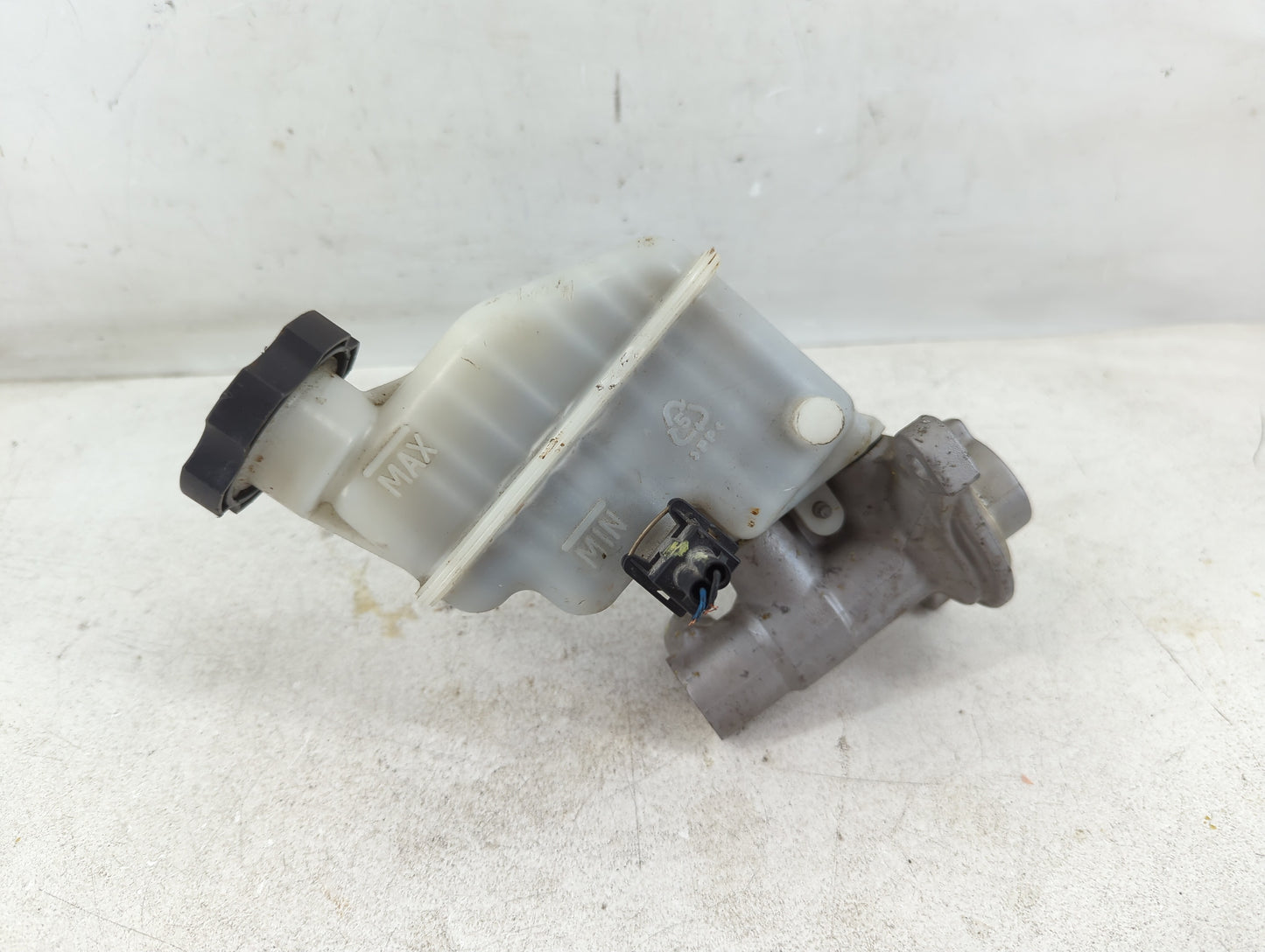 2011-2014 Hyundai Sonata Brake Master Cylinder - Oemusedautoparts1.com