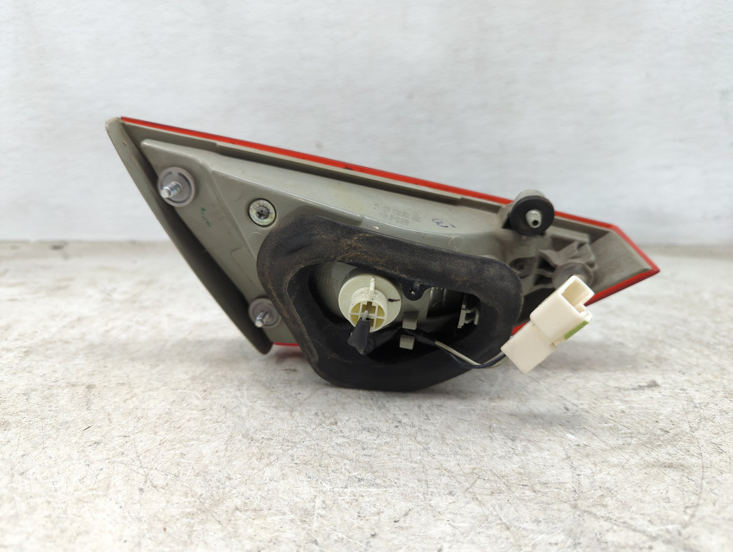 2011 Hyundai Sonata Passenger Right Side Deck Lid Mounted Tail Light - Oemusedautoparts1.com
