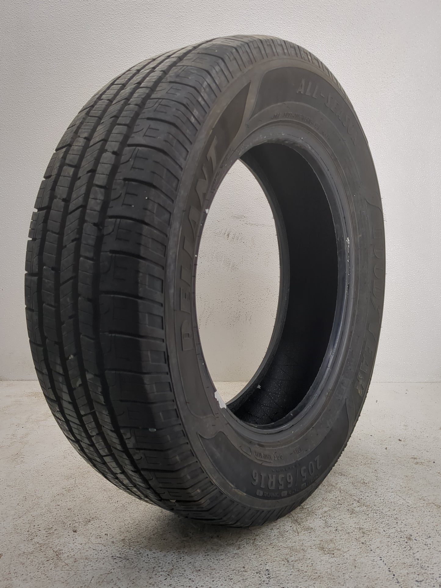 Used Tire 205/65R16 GOODYEAR RELIANT 95H - Tread Depth 9/32 - Oemusedautoparts1.com