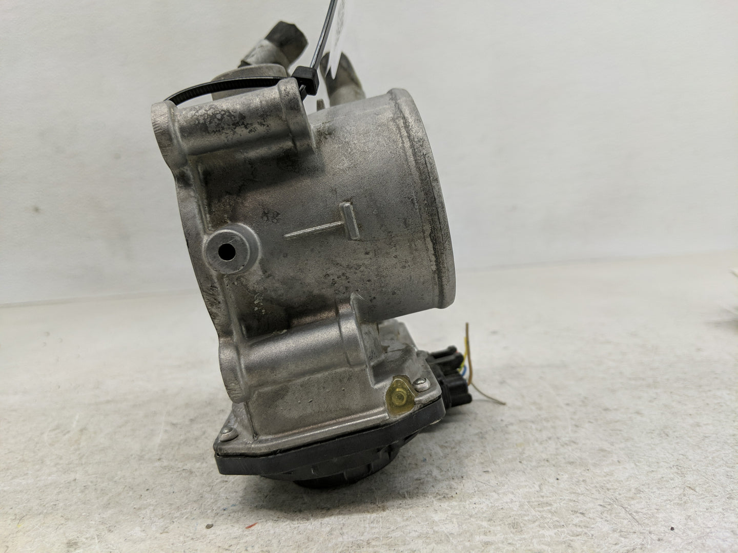 2011-2014 Hyundai Sonata Throttle Body P/N:35100-2E000 Fits Fits 2011 2012 2013 2014 2015 2016 OEM Used Auto Parts - Oemused