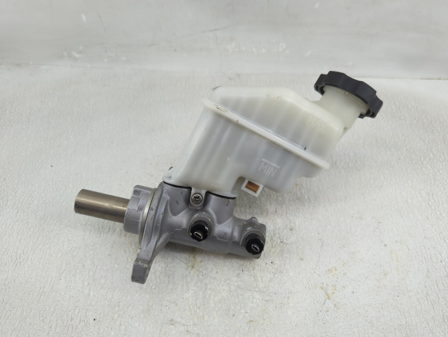 2011-2014 Hyundai Sonata Brake Master Cylinder - Oemusedautoparts1.com