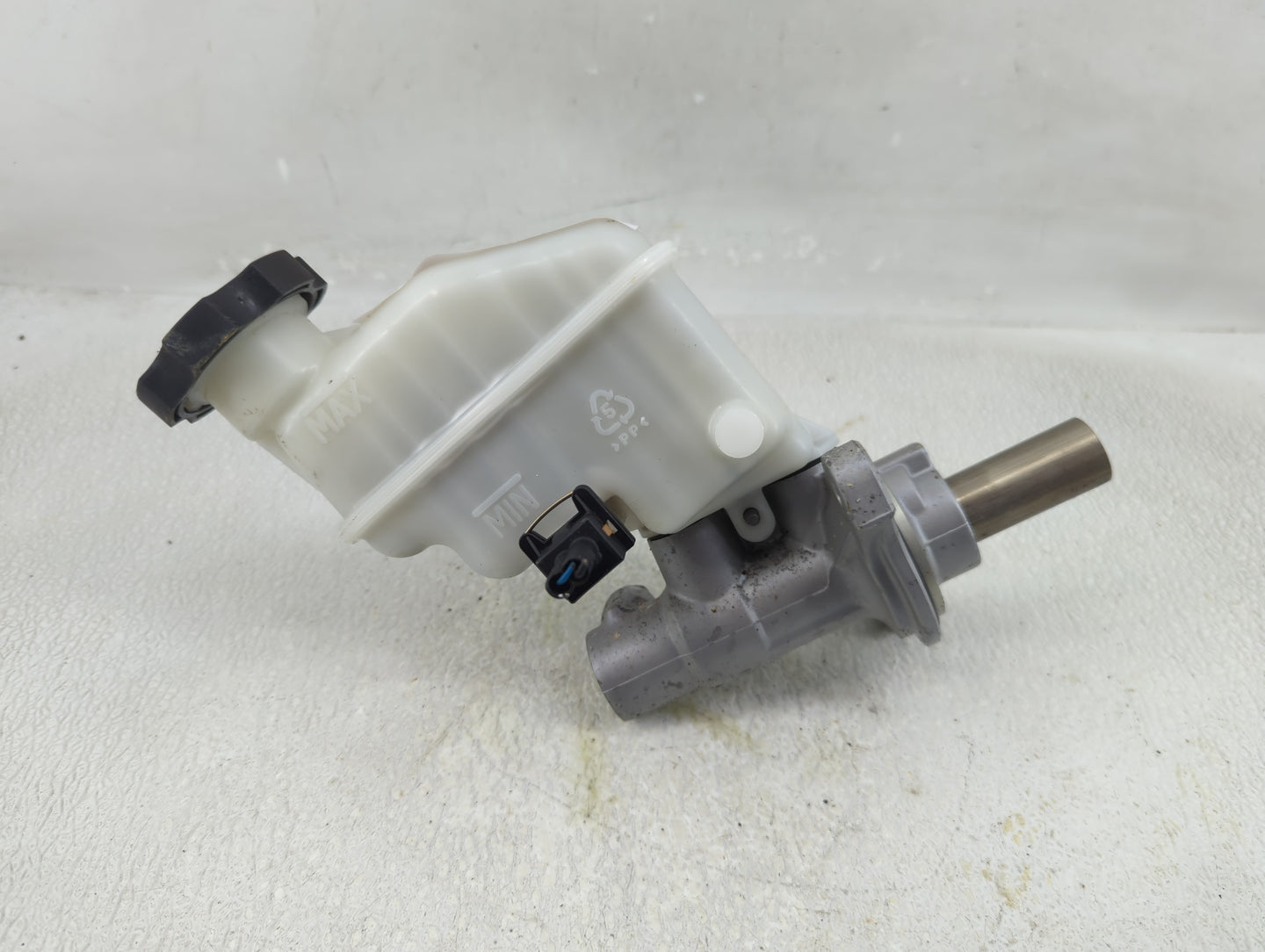 2011-2014 Hyundai Sonata Brake Master Cylinder - Oemusedautoparts1.com