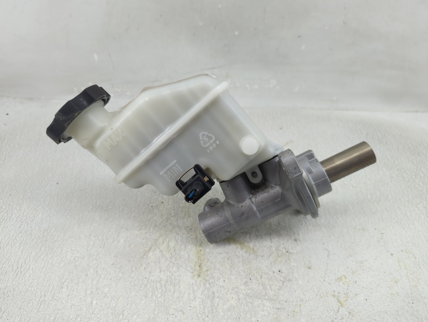2011-2014 Hyundai Sonata Brake Master Cylinder - Oemusedautoparts1.com
