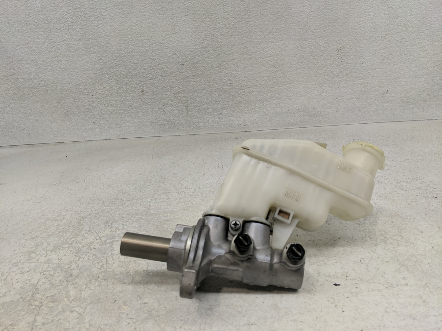 2013 Hyundai Sonata Brake Master Cylinder - Oemusedautoparts1.com