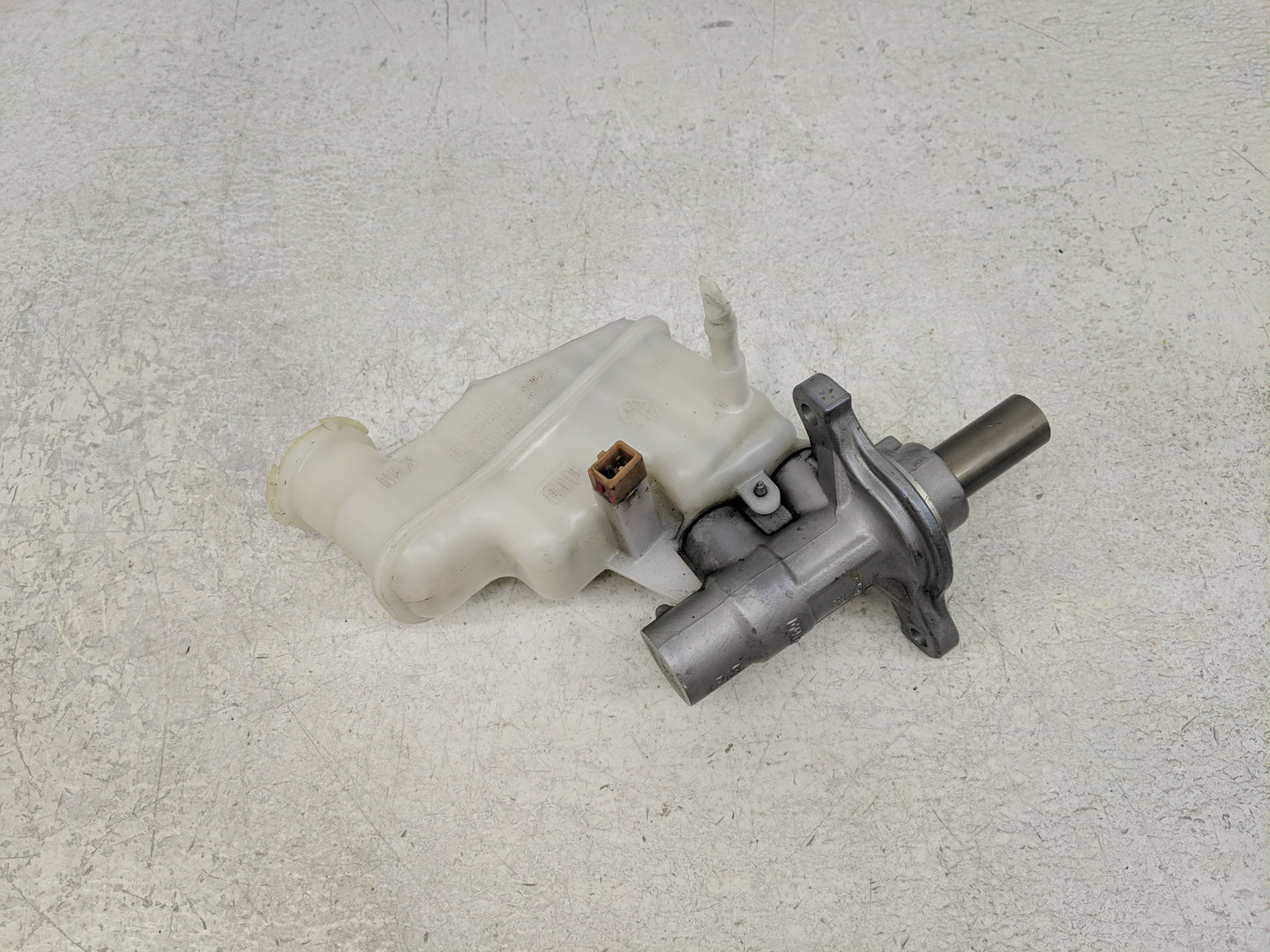 2013 Hyundai Sonata Brake Master Cylinder - Oemusedautoparts1.com