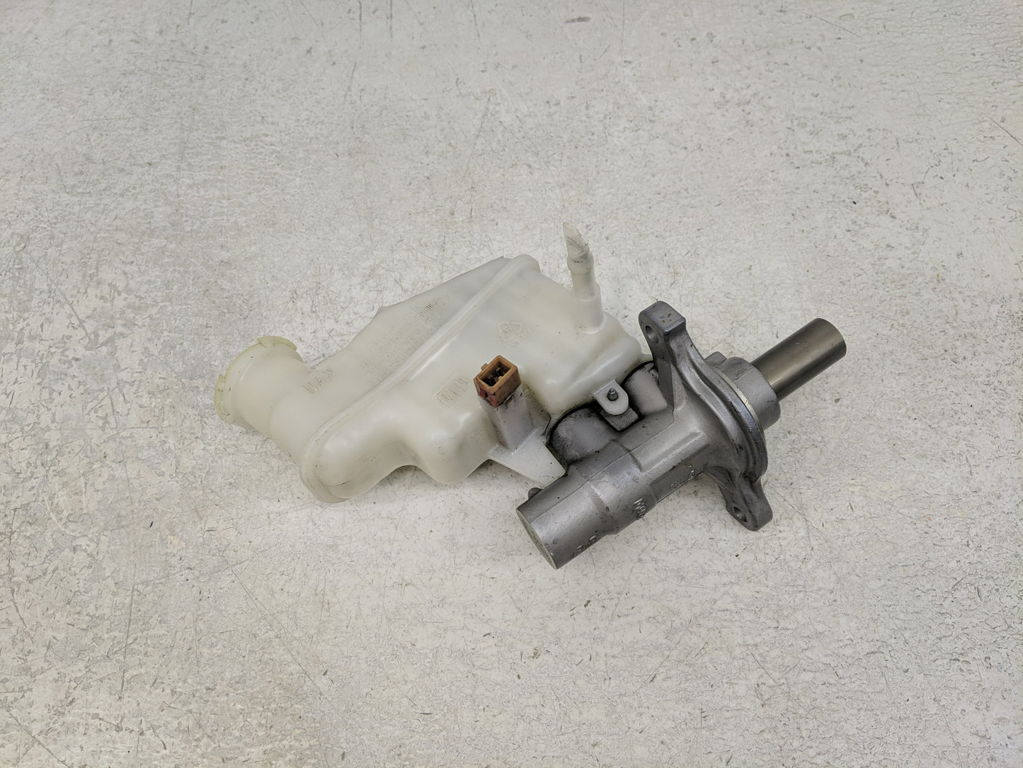 2013 Hyundai Sonata Brake Master Cylinder - Oemusedautoparts1.com