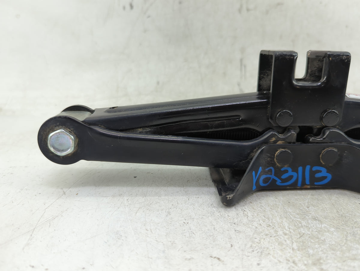2013 Hyundai Sonata Spare Scissor Car Jack 1409902 - Oemusedautoparts1.com