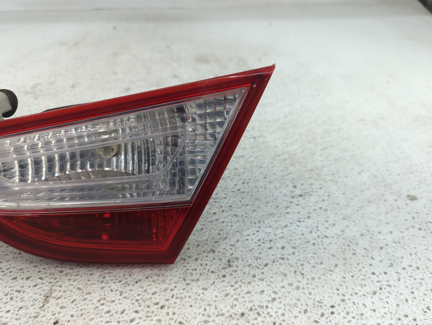 2011 Hyundai Sonata Passenger Right Side Deck Lid Mounted Tail Light - Oemusedautoparts1.com
