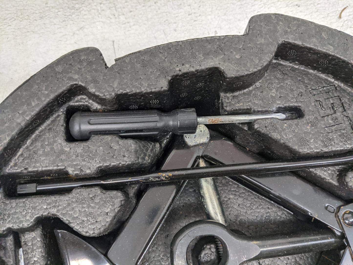 2013 Hyundai Sonata Spare Scissor Car Jack 1459122 - Oemusedautoparts1.com