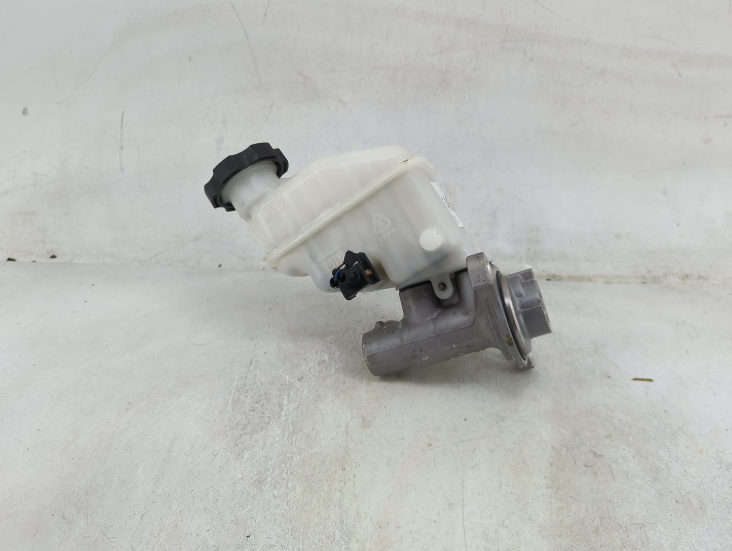 2011-2014 Hyundai Sonata Brake Master Cylinder 1490295 - Oemusedautoparts1.com