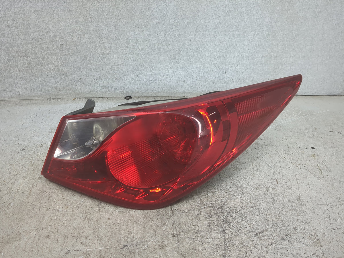 2011 Hyundai Sonata Passenger Right Side Deck Lid Mounted Tail Light 1501732 - Oemusedautoparts1.com