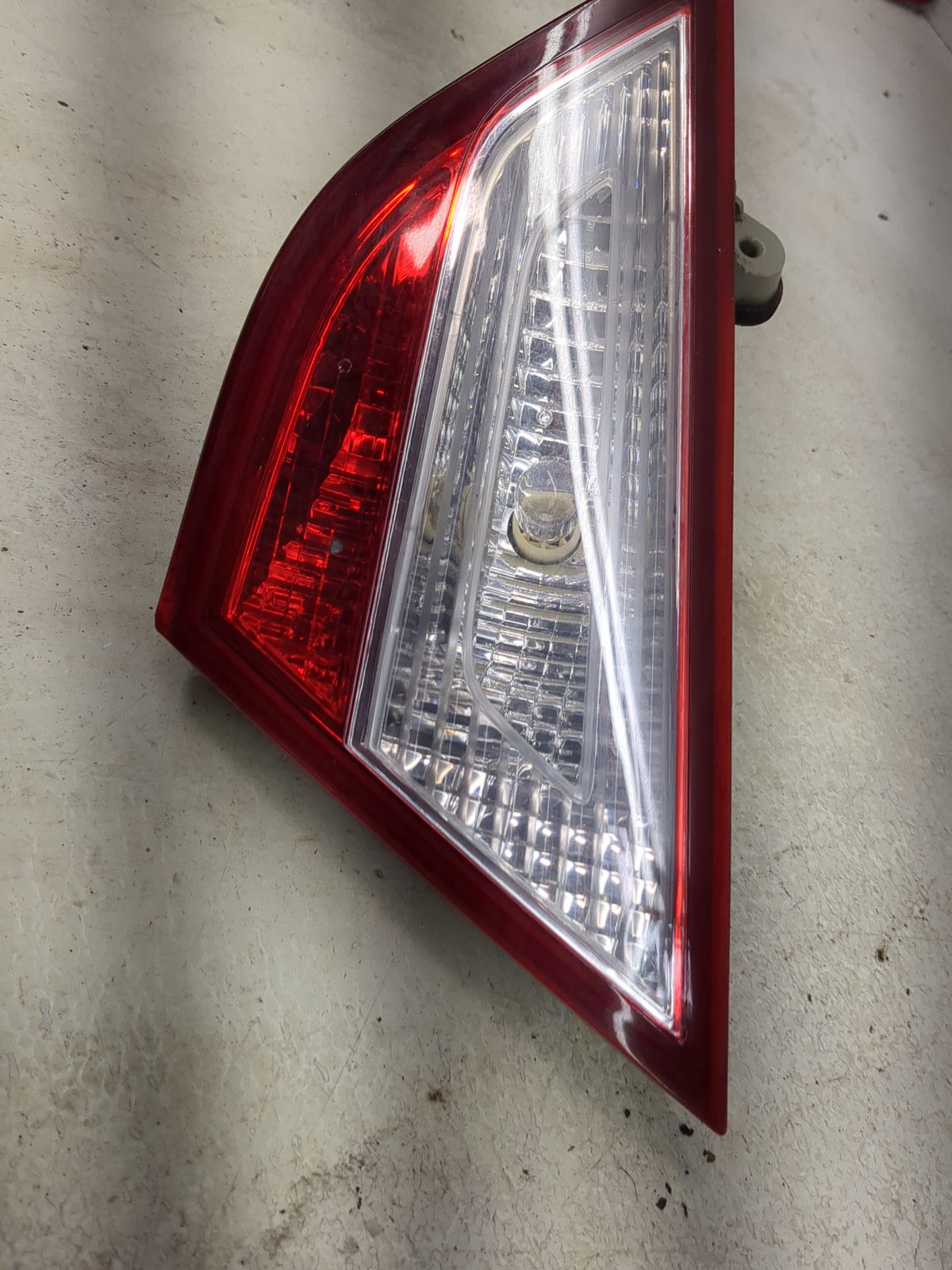 2011 Hyundai Sonata Passenger Right Side Deck Lid Mounted Tail Light 1513402 - Oemusedautoparts1.com