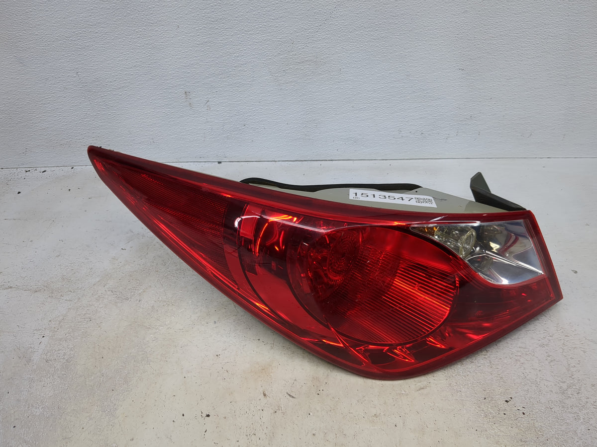 2011 Hyundai Sonata Passenger Right Side Deck Lid Mounted Tail Light 1513547 - Oemusedautoparts1.com