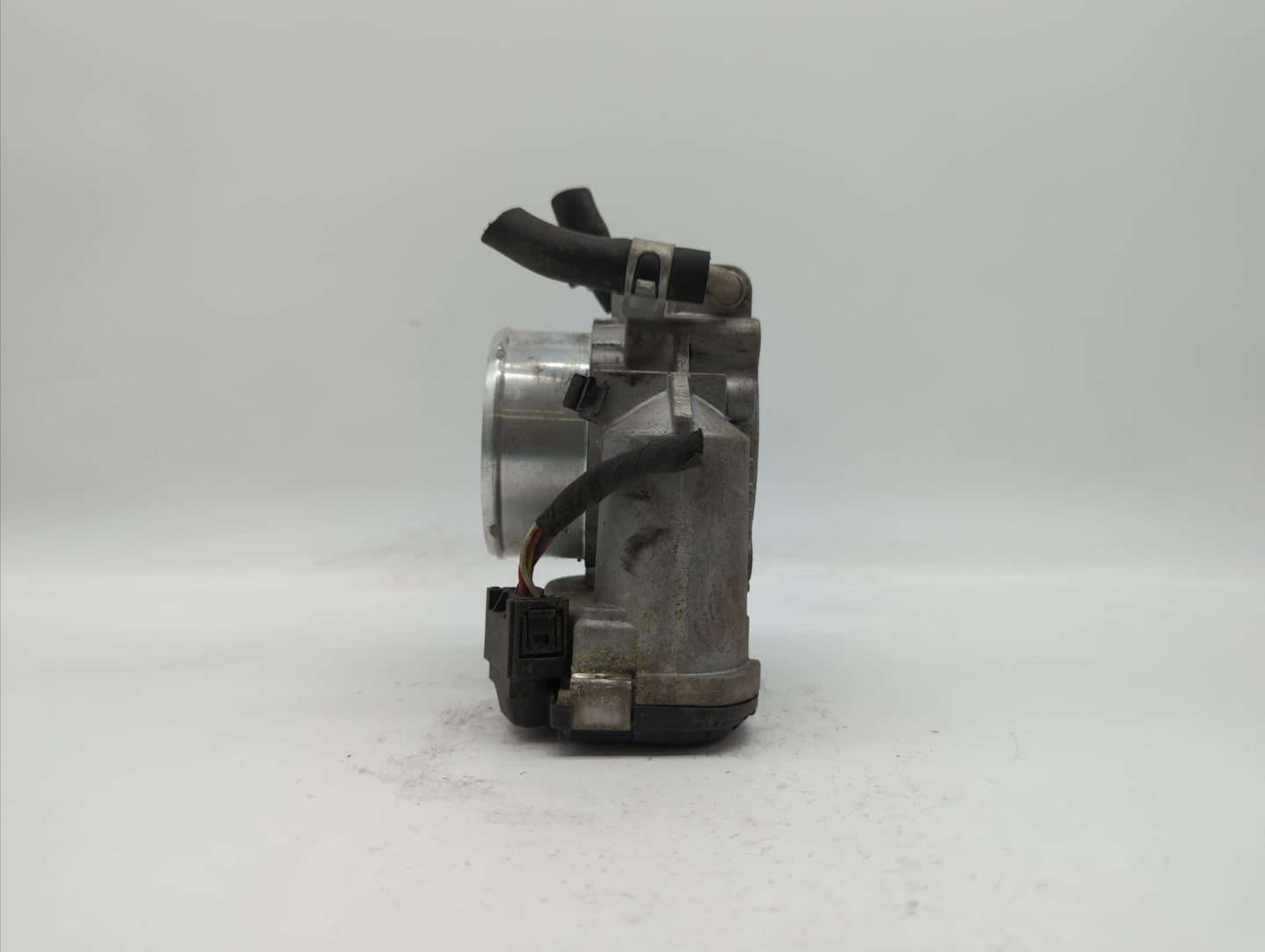 2011-2014 Hyundai Sonata Throttle Body P/N:35100-2G700 Fits Fits 2011 2012 2013 2014 2015 2016 OEM Used Auto Parts - Oemused