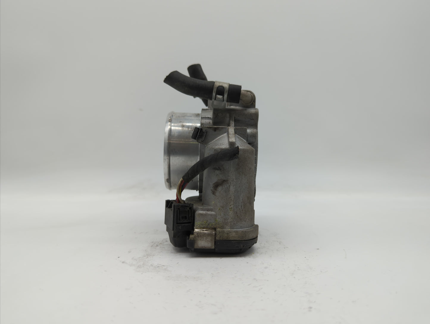 2011-2014 Hyundai Sonata Throttle Body P/N:35100-2G700 Fits Fits 2011 2012 2013 2014 2015 2016 OEM Used Auto Parts - Oemused