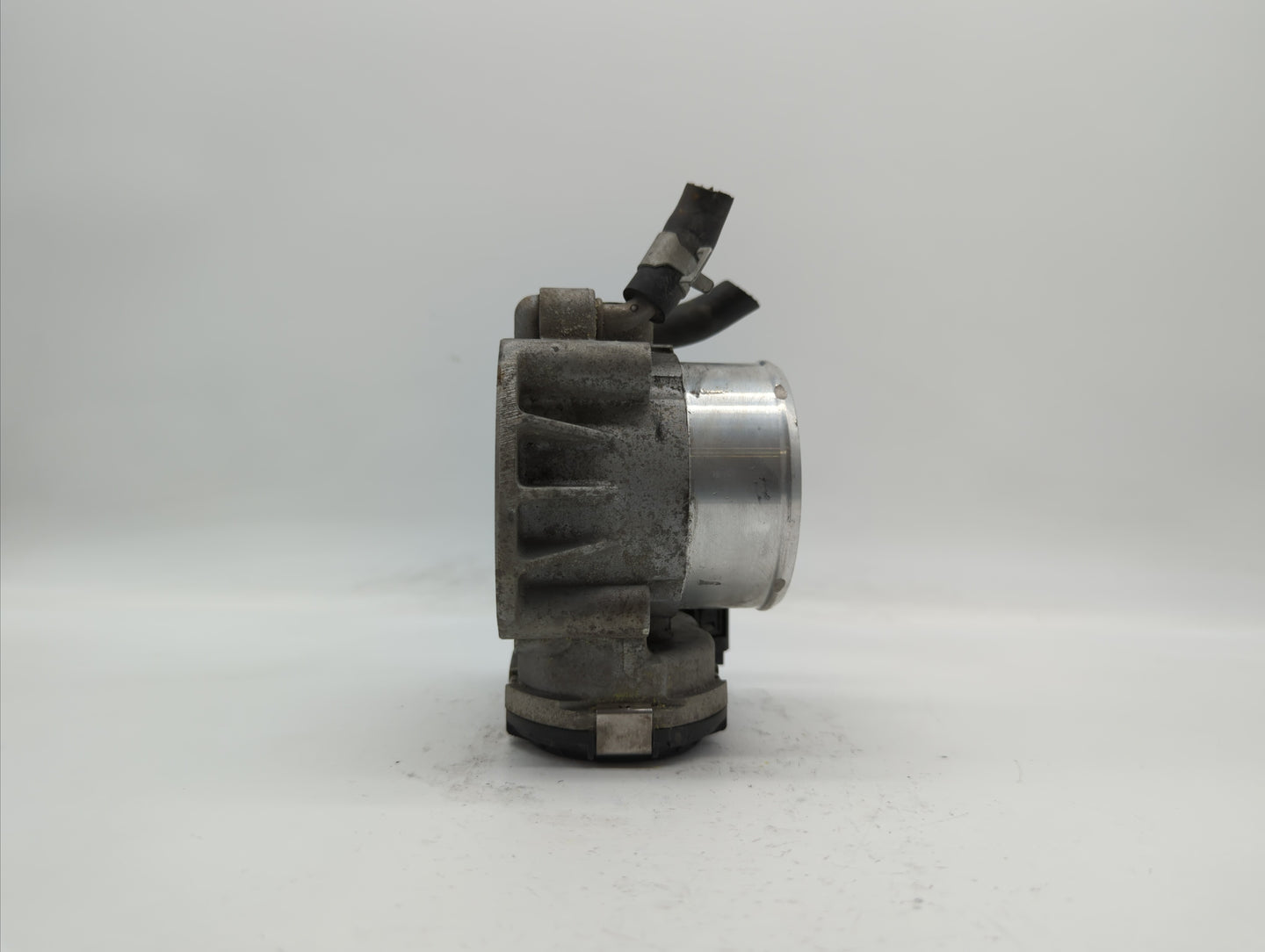 2011-2014 Hyundai Sonata Throttle Body P/N:35100-2G700 Fits Fits 2011 2012 2013 2014 2015 2016 OEM Used Auto Parts - Oemused