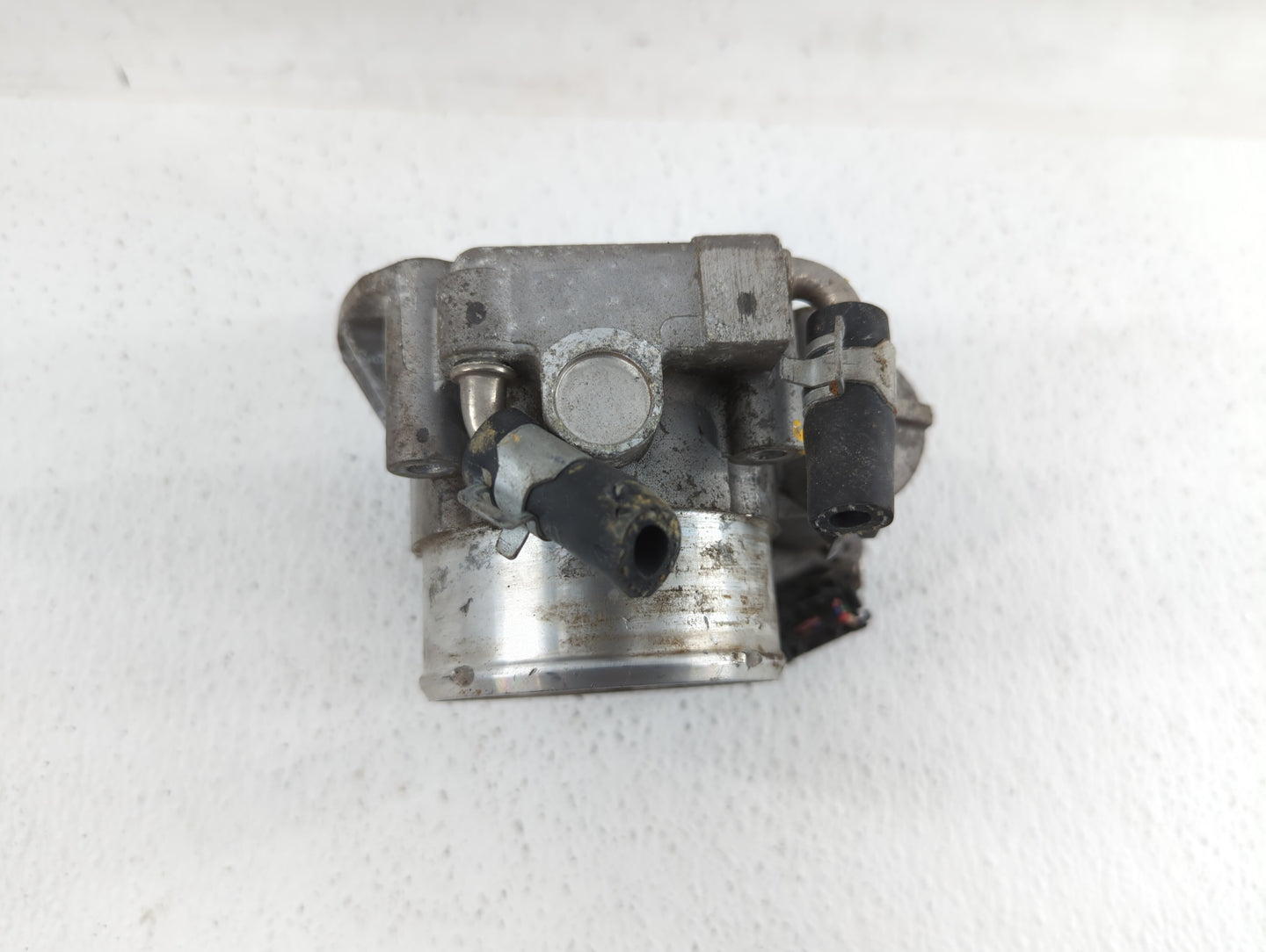 2011-2014 Hyundai Sonata Throttle Body P/N:35100-2G700 Fits Fits 2011 2012 2013 2014 2015 2016 OEM Used Auto Parts - Oemused