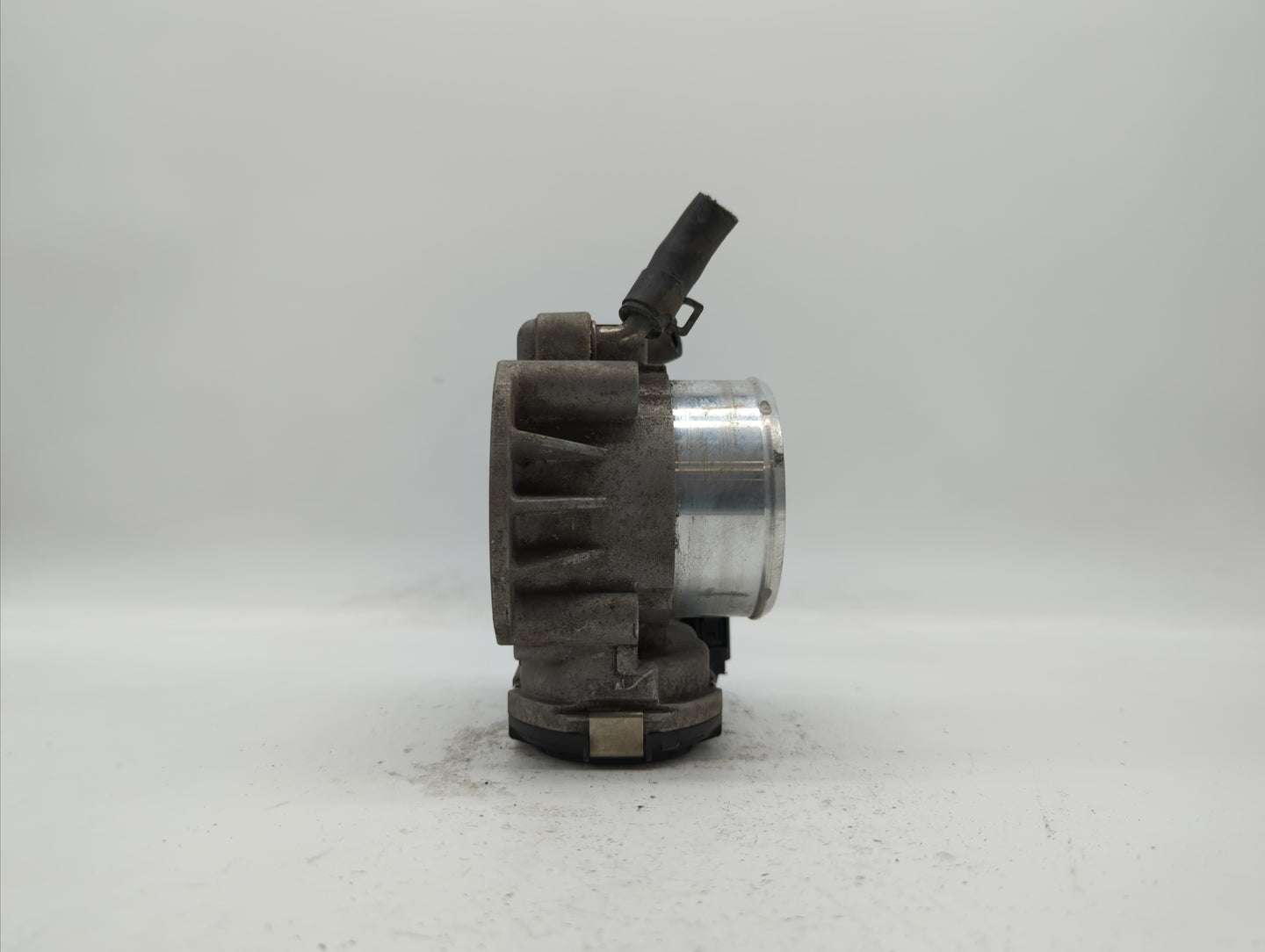 2011-2014 Hyundai Sonata Throttle Body P/N:35100-2G700 Fits Fits 2011 2012 2013 2014 2015 2016 OEM Used Auto Parts - Oemused