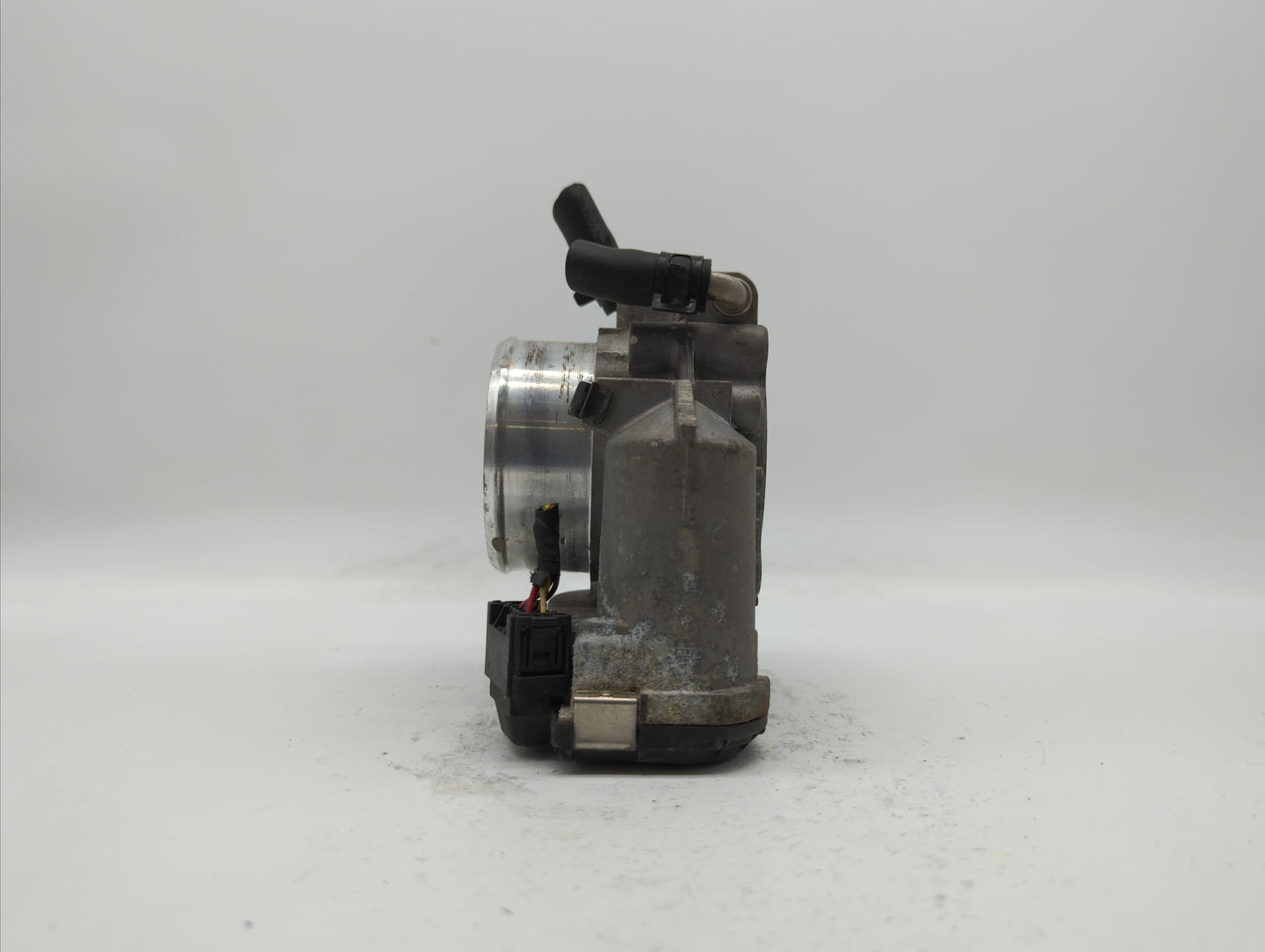 2011-2014 Hyundai Sonata Throttle Body P/N:35100-2G700 Fits Fits 2011 2012 2013 2014 2015 2016 OEM Used Auto Parts - Oemused