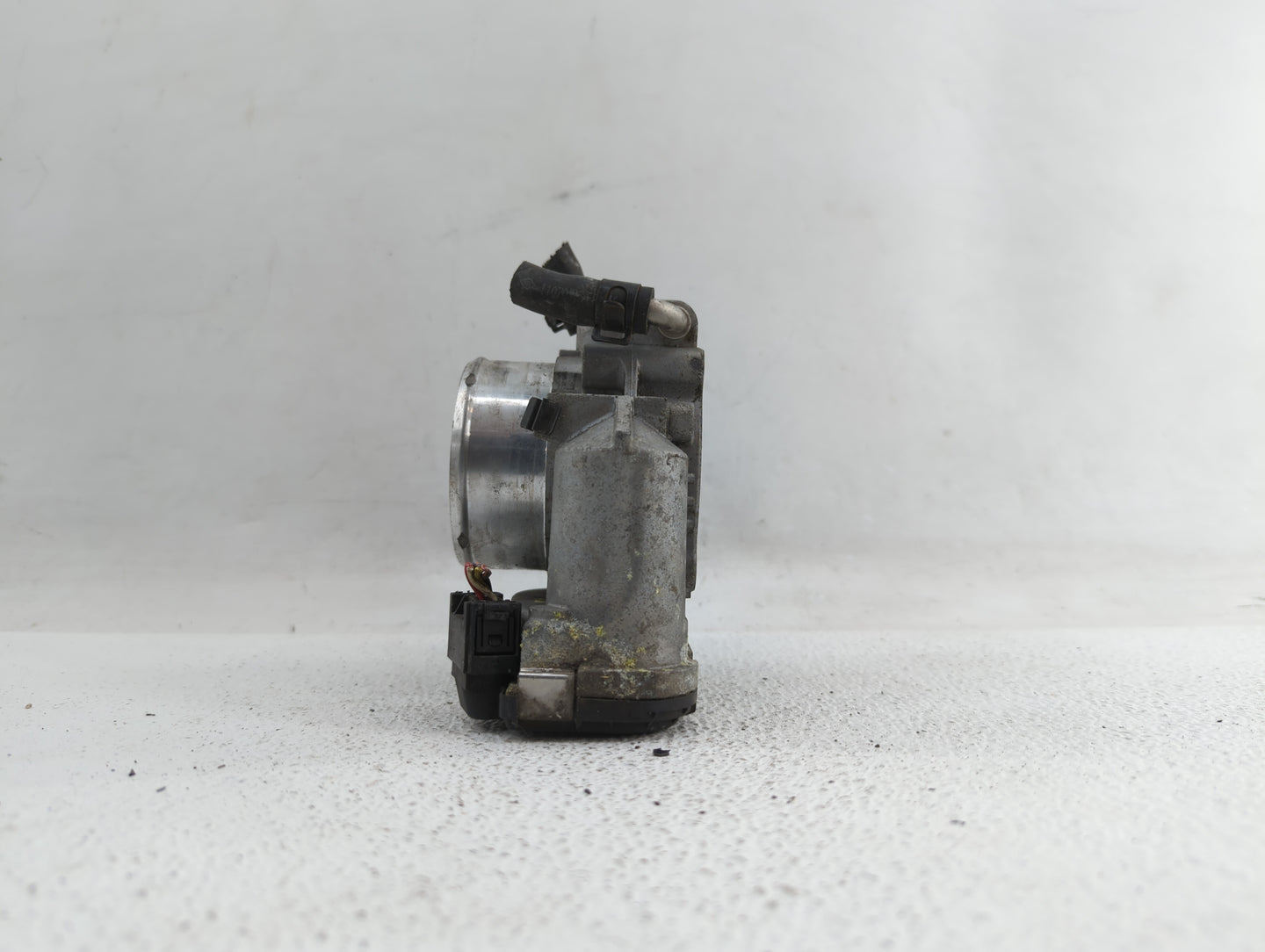 2011-2014 Hyundai Sonata Throttle Body P/N:35100-2G700 Fits Fits 2011 2012 2013 2014 2015 2016 OEM Used Auto Parts - Oemused