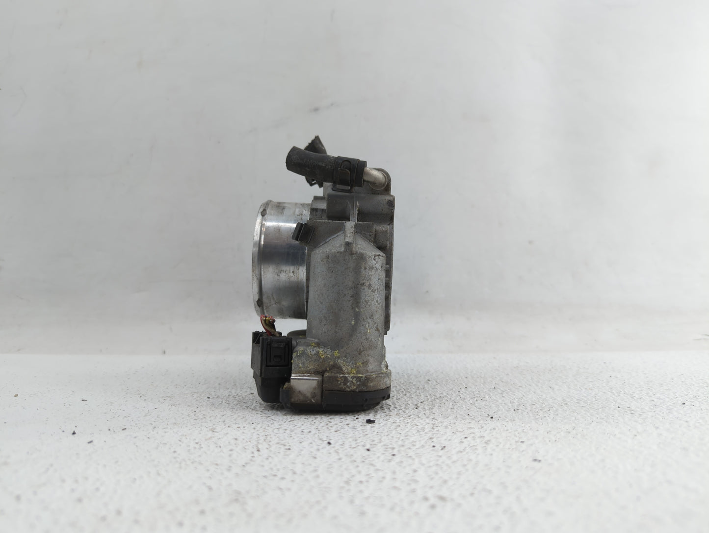2011-2014 Hyundai Sonata Throttle Body P/N:35100-2G700 Fits Fits 2011 2012 2013 2014 2015 2016 OEM Used Auto Parts - Oemused