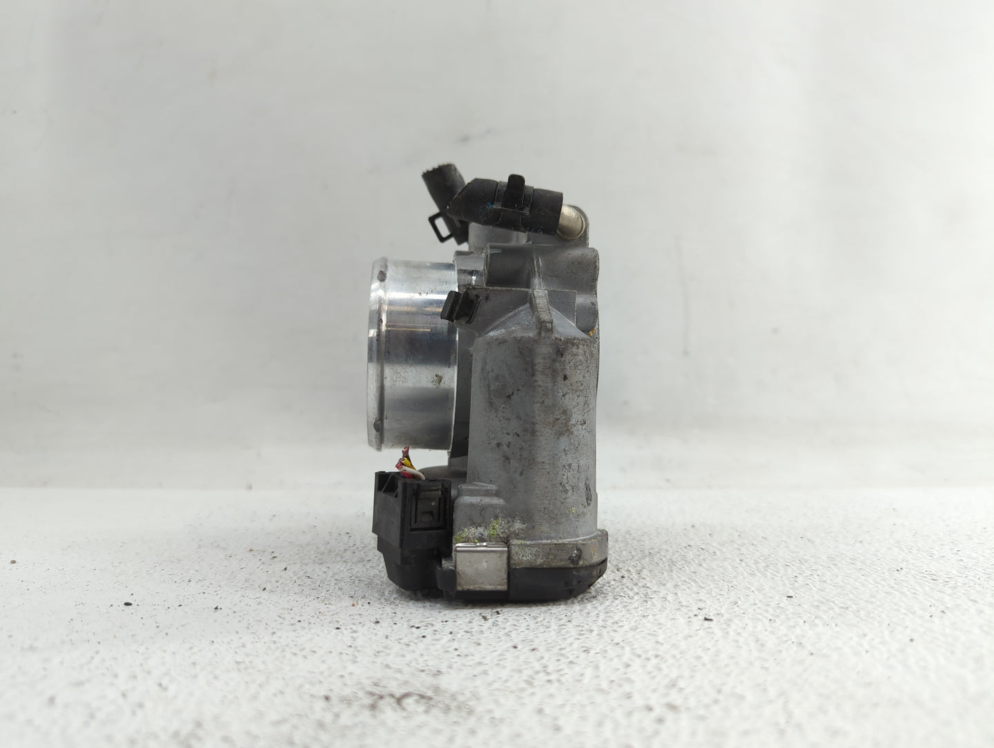 2011-2014 Hyundai Sonata Throttle Body P/N:35100-2G700 Fits Fits 2011 2012 2013 2014 2015 2016 OEM Used Auto Parts - Oemused
