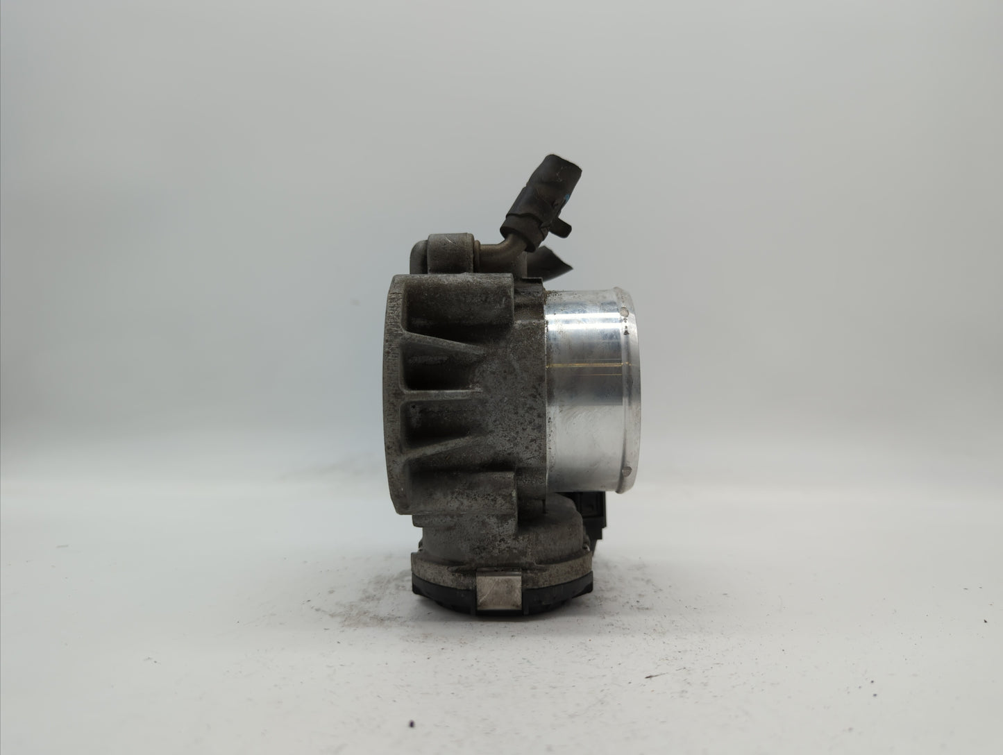 2011-2014 Hyundai Sonata Throttle Body P/N:35100-2G700 Fits Fits 2011 2012 2013 2014 2015 2016 OEM Used Auto Parts - Oemused
