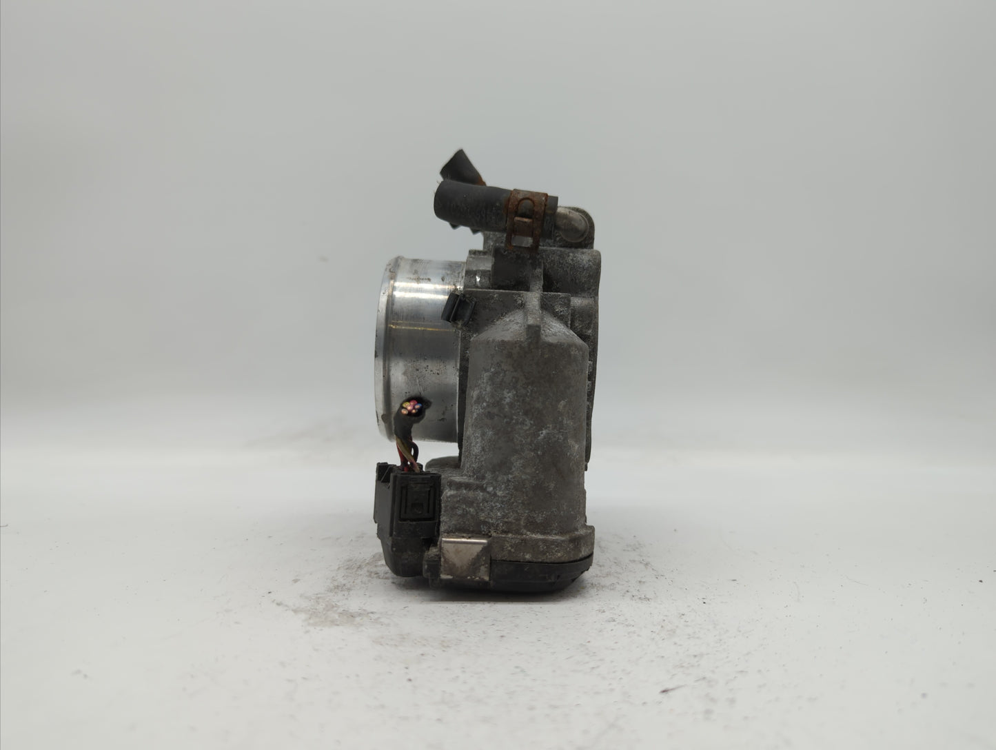 2011-2014 Hyundai Sonata Throttle Body P/N:35100-2G700 Fits Fits 2011 2012 2013 2014 2015 2016 OEM Used Auto Parts - Oemused