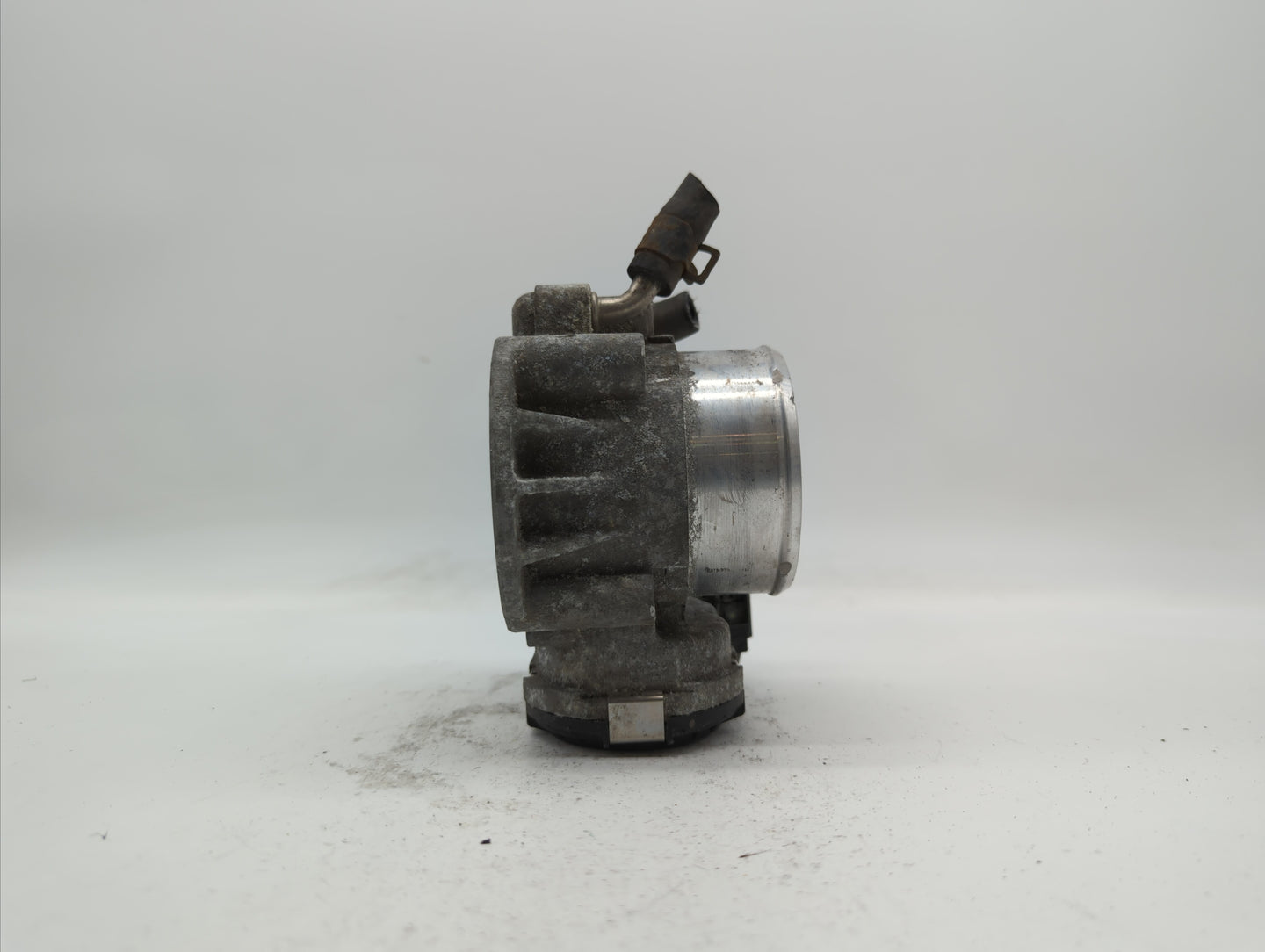 2011-2014 Hyundai Sonata Throttle Body P/N:35100-2G700 Fits Fits 2011 2012 2013 2014 2015 2016 OEM Used Auto Parts - Oemused