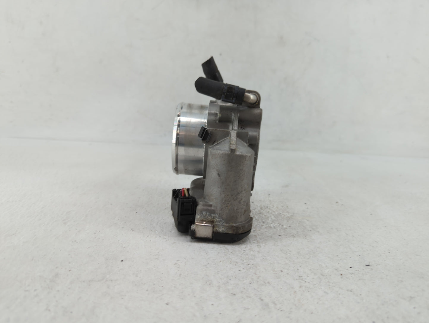 2011-2014 Hyundai Sonata Throttle Body P/N:35100-2G700 Fits Fits 2011 2012 2013 2014 2015 2016 OEM Used Auto Parts - Oemused