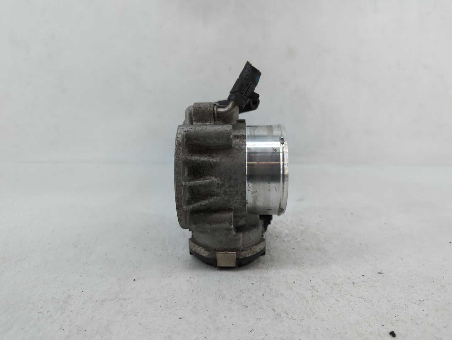 2011-2014 Hyundai Sonata Throttle Body P/N:35100-2G700 Fits Fits 2011 2012 2013 2014 2015 2016 OEM Used Auto Parts - Oemused