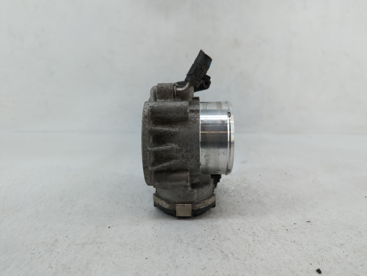 2011-2014 Hyundai Sonata Throttle Body P/N:35100-2G700 Fits Fits 2011 2012 2013 2014 2015 2016 OEM Used Auto Parts - Oemused