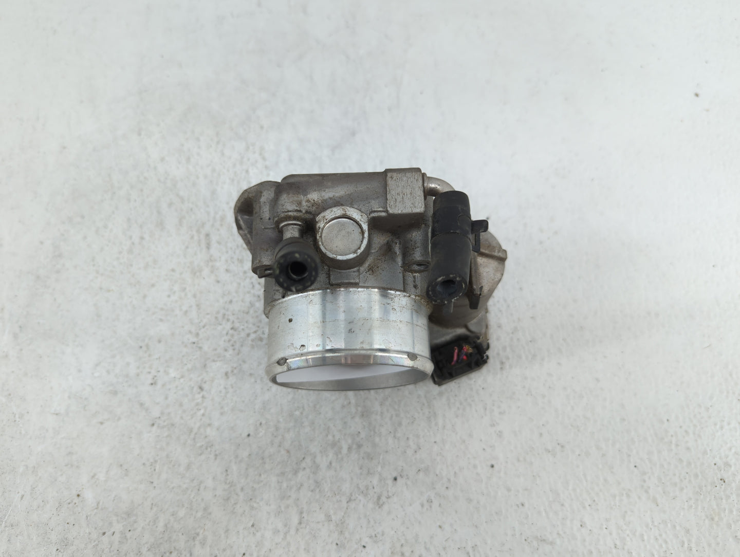2011-2014 Hyundai Sonata Throttle Body P/N:35100-2G700 Fits Fits 2011 2012 2013 2014 2015 2016 OEM Used Auto Parts - Oemused