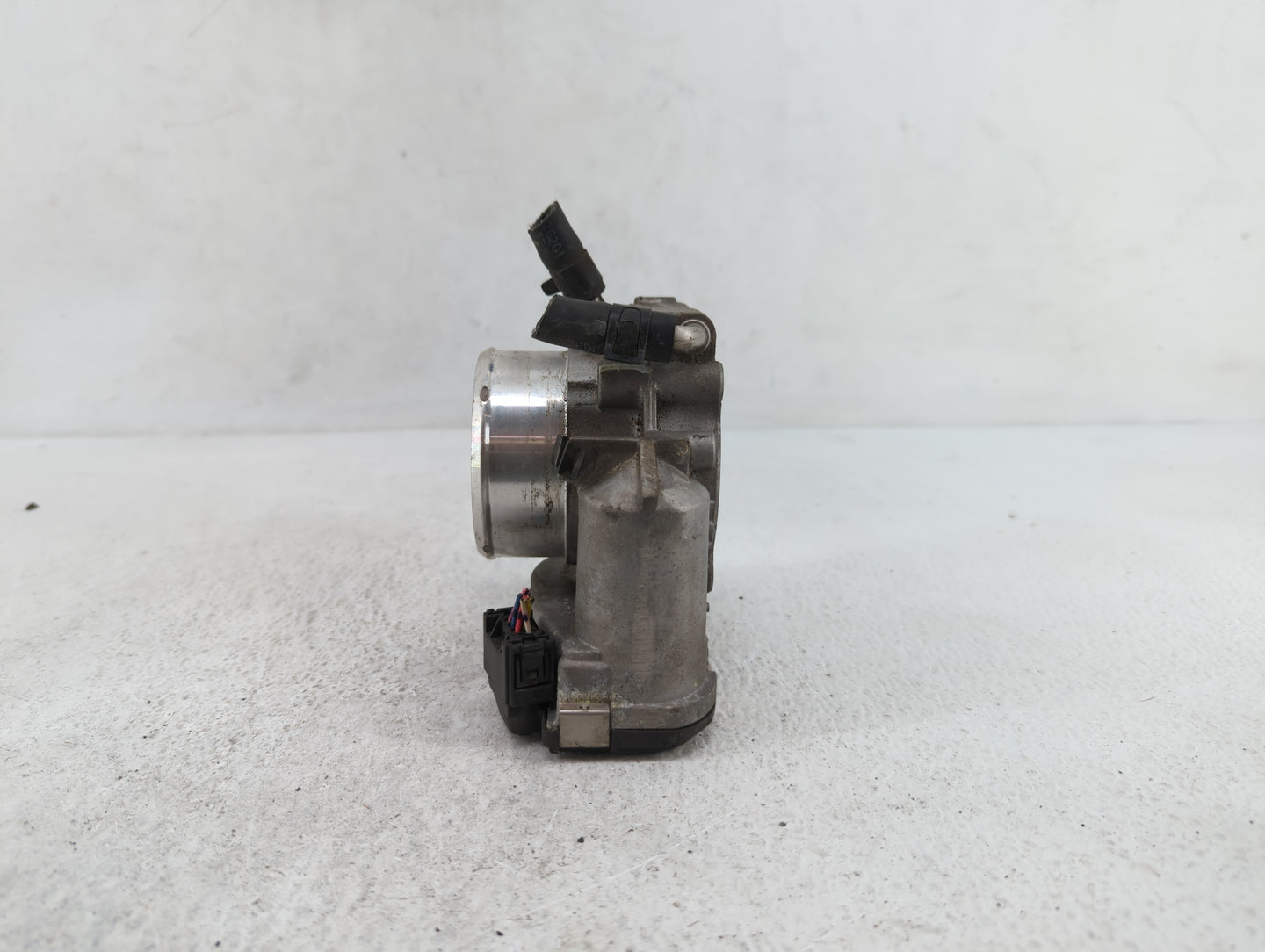 2011-2014 Hyundai Sonata Throttle Body P/N:35100-2G700 Fits Fits 2011 2012 2013 2014 2015 2016 OEM Used Auto Parts - Oemused