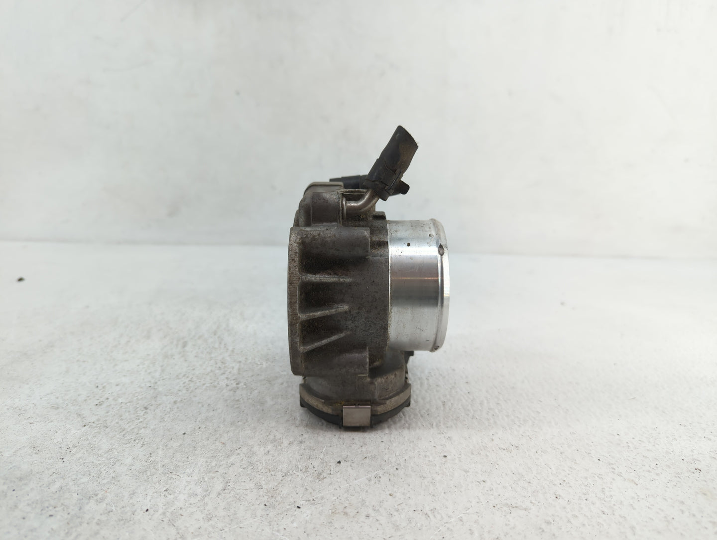 2011-2014 Hyundai Sonata Throttle Body P/N:35100-2G700 Fits Fits 2011 2012 2013 2014 2015 2016 OEM Used Auto Parts - Oemused