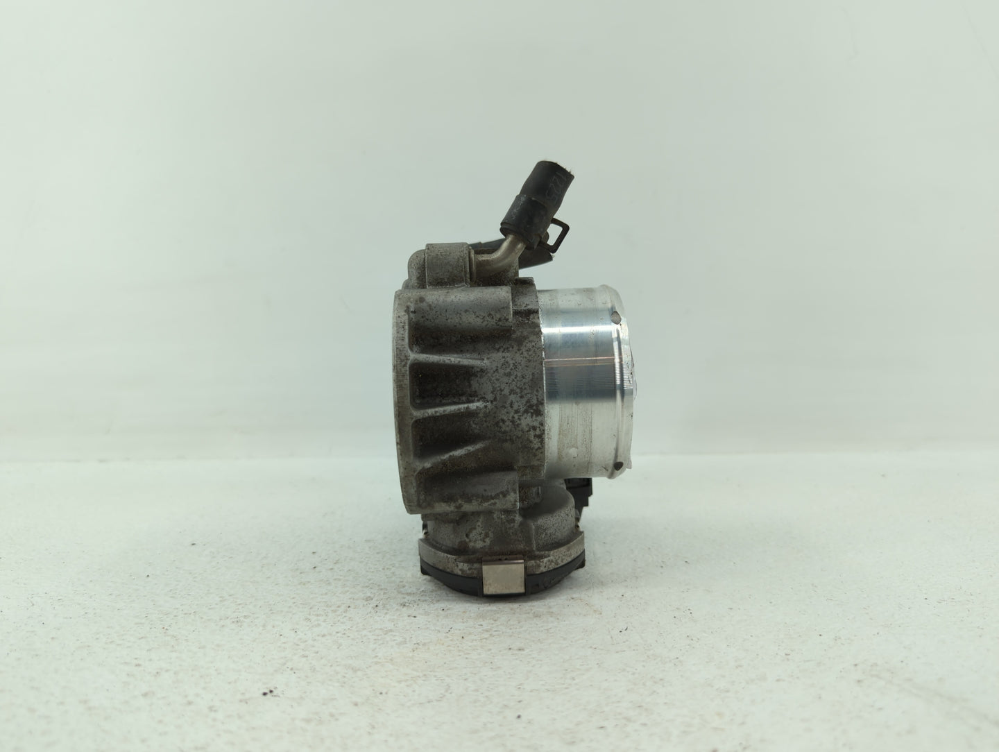 2011-2014 Hyundai Sonata Throttle Body P/N:35100-2G700 Fits Fits 2011 2012 2013 2014 2015 2016 OEM Used Auto Parts - Oemused
