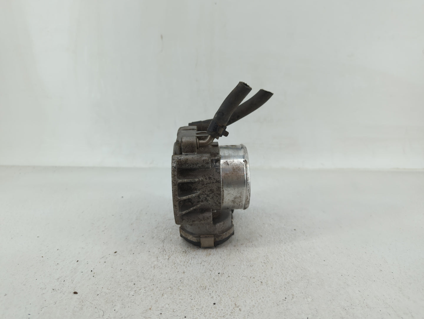 2011-2014 Hyundai Sonata Throttle Body P/N:35100-2G700 Fits Fits 2011 2012 2013 2014 2015 2016 OEM Used Auto Parts - Oemused