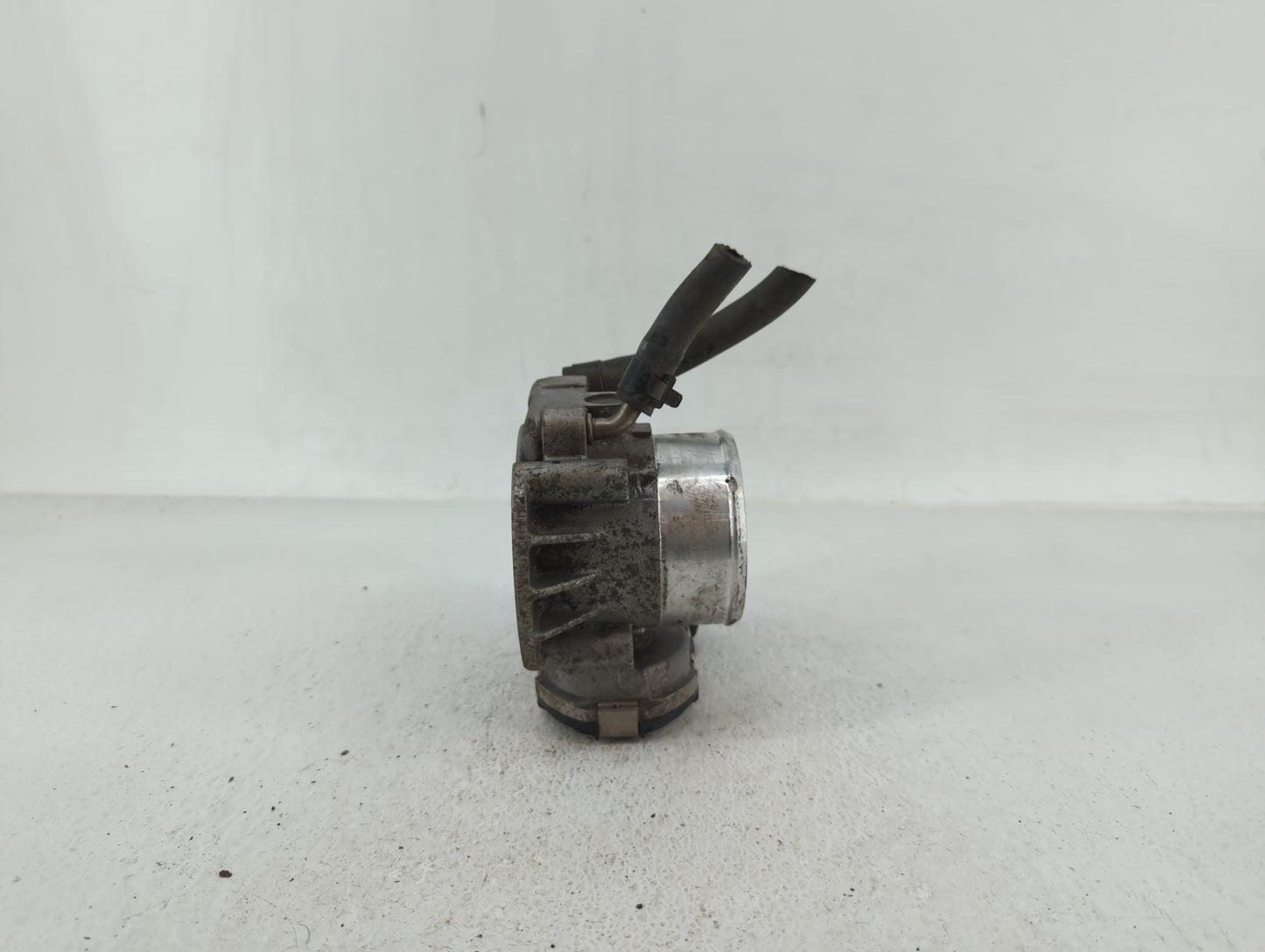 2011-2014 Hyundai Sonata Throttle Body P/N:35100-2G700 Fits Fits 2011 2012 2013 2014 2015 2016 OEM Used Auto Parts - Oemused