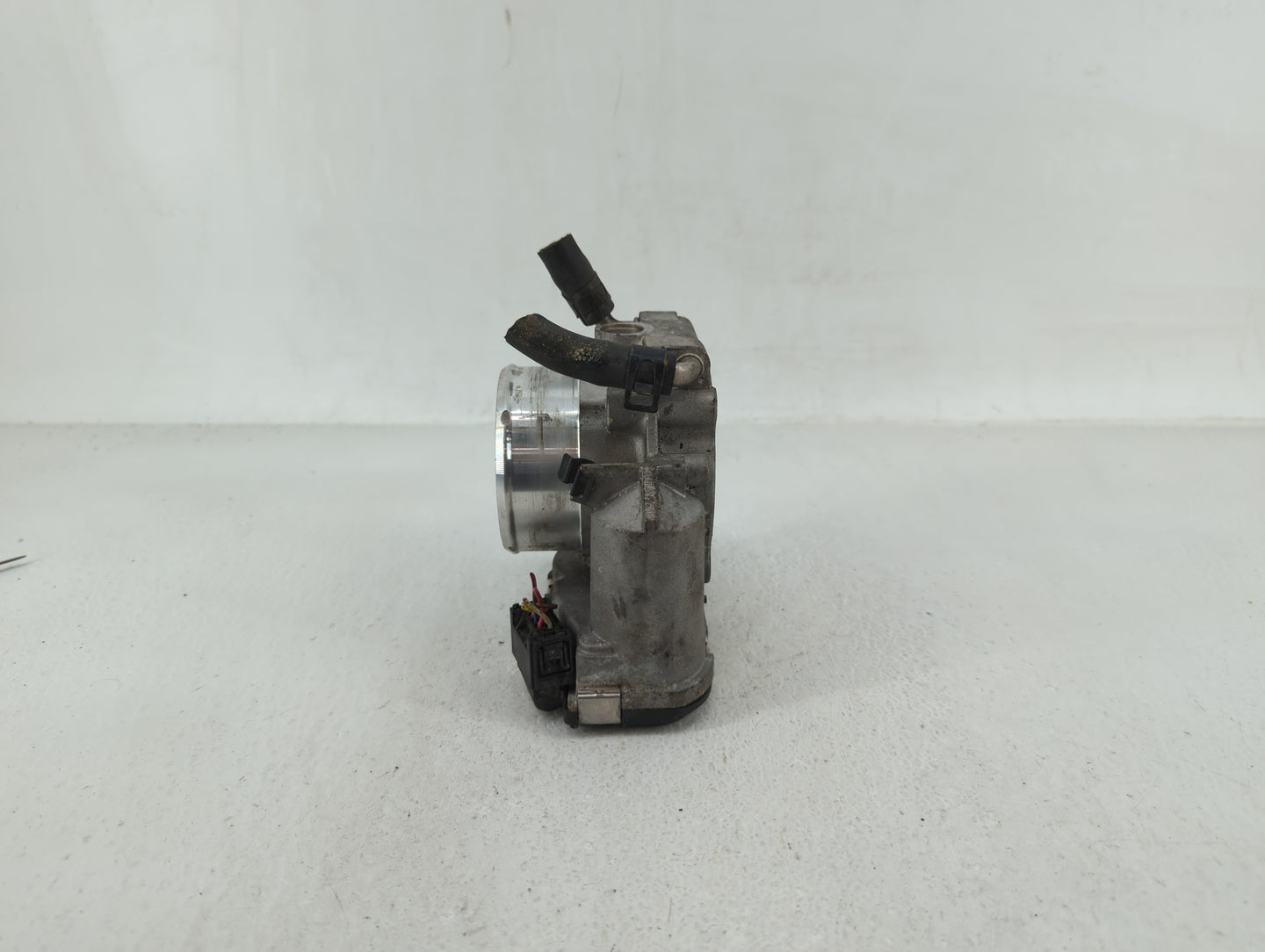 2011-2014 Hyundai Sonata Throttle Body P/N:35100-2G700 Fits Fits 2011 2012 2013 2014 2015 2016 OEM Used Auto Parts - Oemused