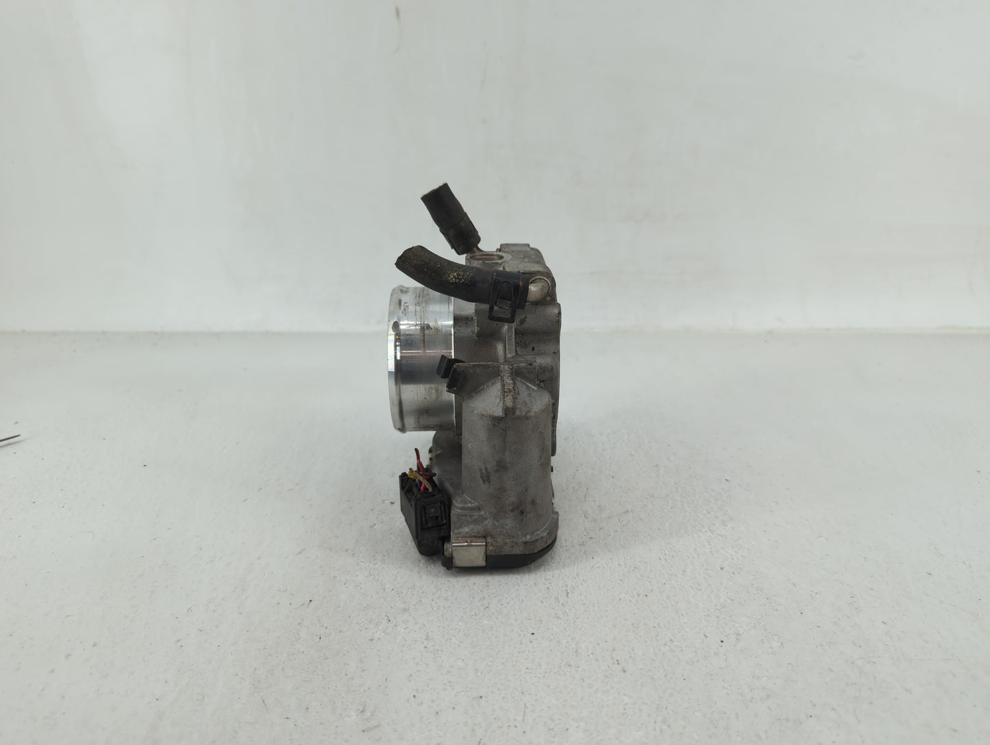 2011-2014 Hyundai Sonata Throttle Body P/N:35100-2G700 Fits Fits 2011 2012 2013 2014 2015 2016 OEM Used Auto Parts - Oemused