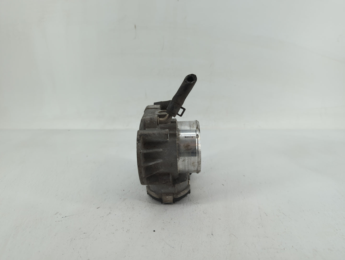 2011-2014 Hyundai Sonata Throttle Body P/N:35100-2G700 Fits Fits 2011 2012 2013 2014 2015 2016 OEM Used Auto Parts - Oemused