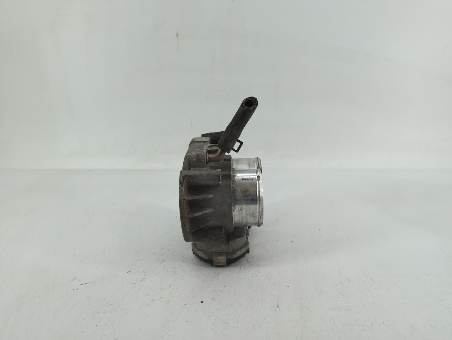 2011-2014 Hyundai Sonata Throttle Body P/N:35100-2G700 Fits Fits 2011 2012 2013 2014 2015 2016 OEM Used Auto Parts - Oemused