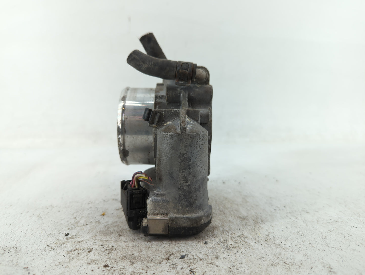 2011-2014 Hyundai Sonata Throttle Body P/N:35100-2G700 Fits Fits 2011 2012 2013 2014 2015 2016 OEM Used Auto Parts - Oemused