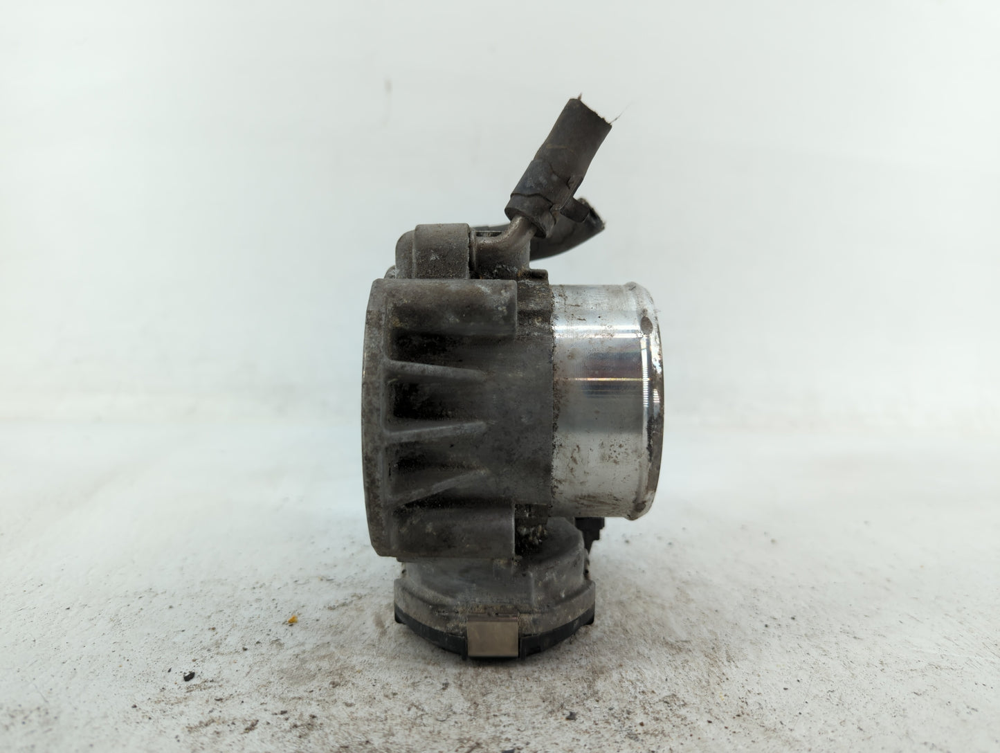 2011-2014 Hyundai Sonata Throttle Body P/N:35100-2G700 Fits Fits 2011 2012 2013 2014 2015 2016 OEM Used Auto Parts - Oemused