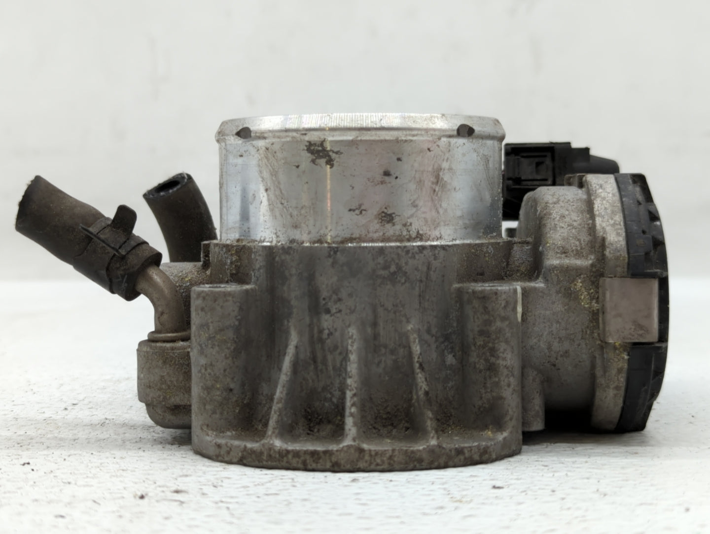 2011-2014 Hyundai Sonata Throttle Body P/N:35100-2G700 Fits Fits 2011 2012 2013 2014 2015 2016 OEM Used Auto Parts - Oemused
